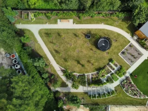 Projekt dużego ogrodu. Zdjęcie ogrodu z drona.