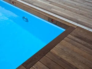 Róg basenu z nawierzchnią drewnianą.