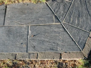 Fragment nawierzchni z kamienia.